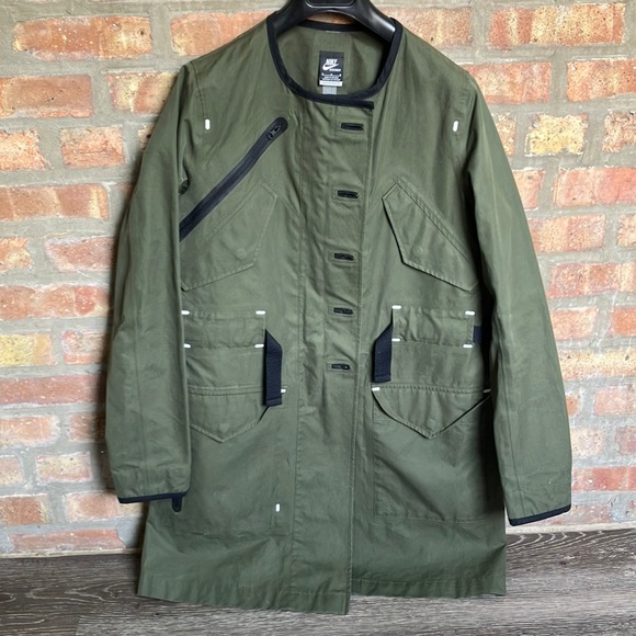 Nike - Picture 4 of 16